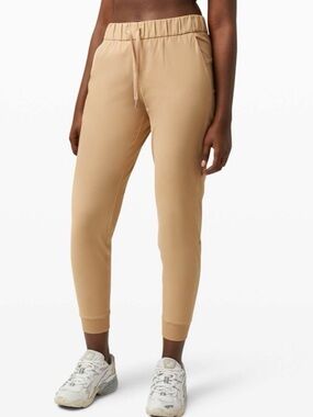 Lululemon On the Fly Jogger 28"
*Full-On Luxtreme
Color Beech Wood
Size 4